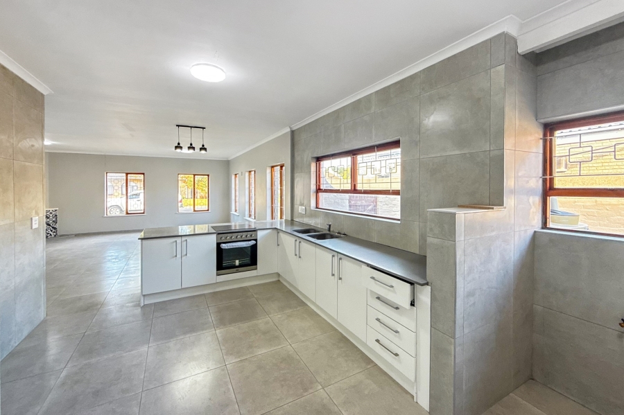 5 Bedroom Property for Sale in Monte Vista Western Cape